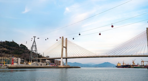 Foto puente geobukseon y teleférico marítimo de yeosu en yeosu corea del sur