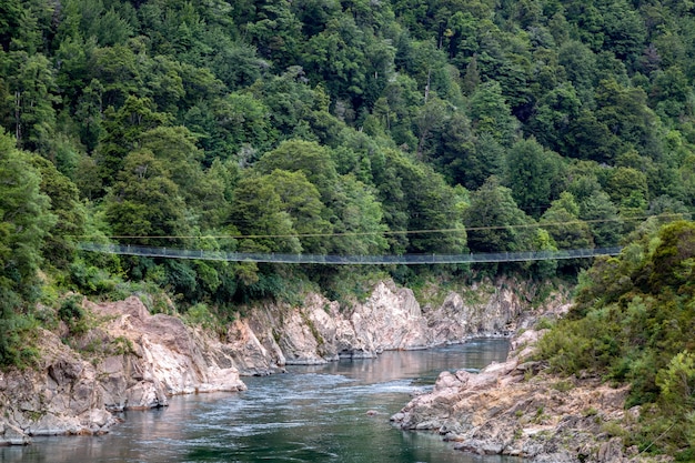 El puente giratorio más largo de Nueva Zelanda sobre Buller Gorge en Nueva Zelanda