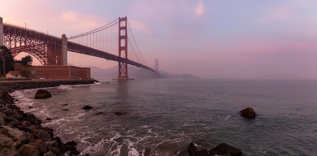 Puente Golden Gate durante un atardecer nublado