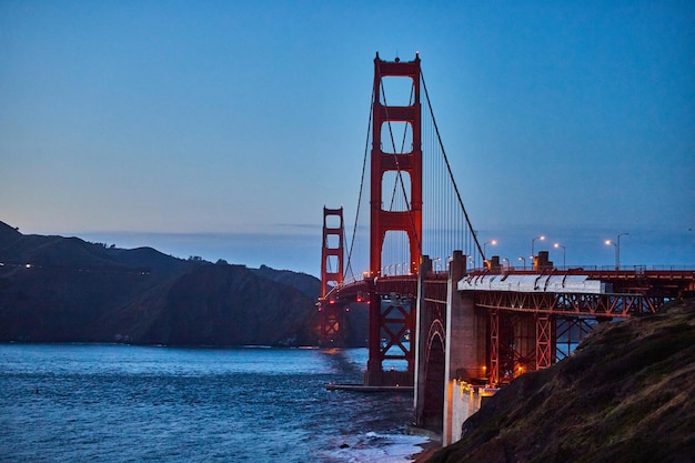 Puente Golden Gate después del atardecer con luz suave y océano