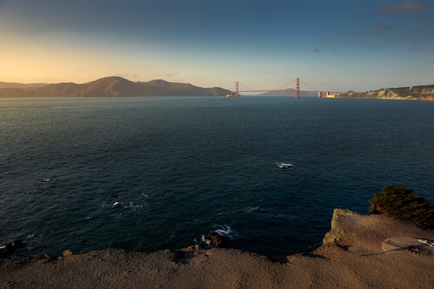 Foto puente golden gate en el hermoso momento