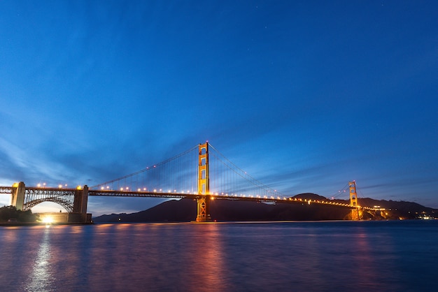 Puente Golden Gate durante la hora crepuscular