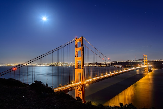 Puente Golden Gate en la noche en San Francisco.