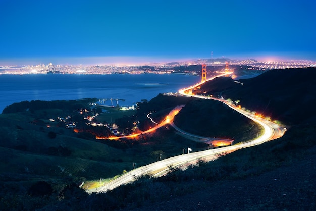 Puente Golden Gate en San Francisco visto desde la cima de la montaña por la noche