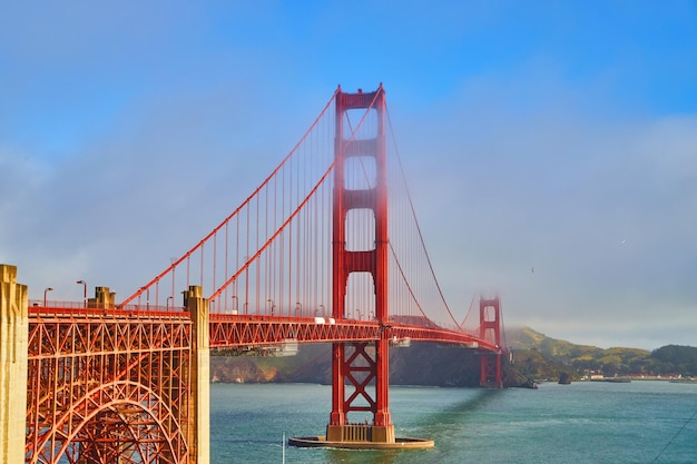 Puente Golden Gate vibrante e icónico en la mañana nublada