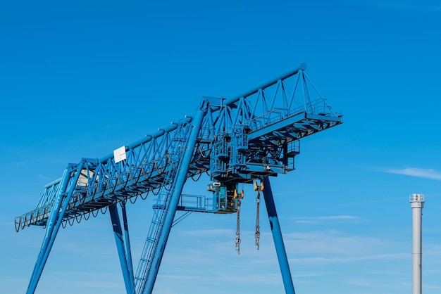 Puente grúa azul contra un cielo despejado