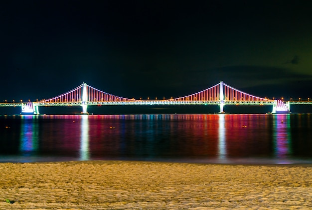 Foto puente gwangan con iluminación