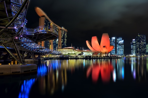 El puente helix, marina bay sands y el museo artscience con el centro de la ciudad en el fondo, singapur