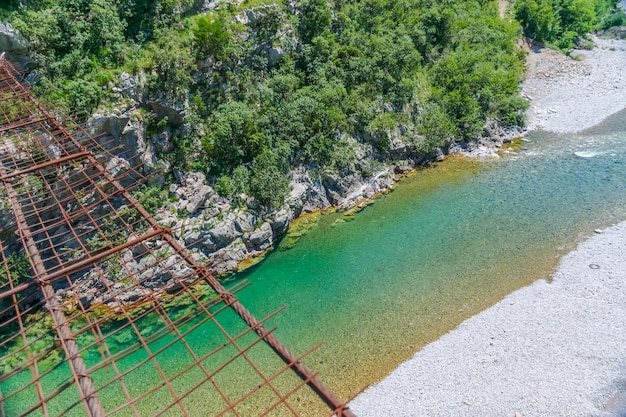 Puente de hierro colgante extremo largo que cruza el río Moraca Montenegro