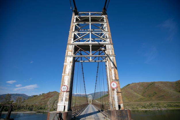 Puente de hierro en el parque que conduce al río.
