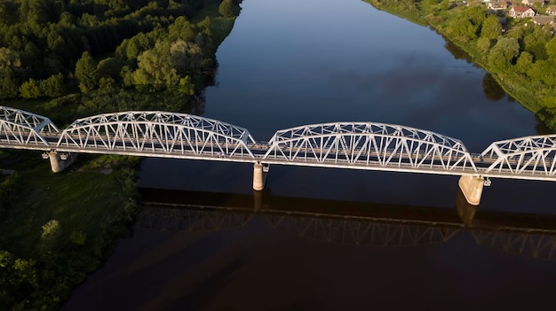 Puente de hierro sobre el dron aéreo del río