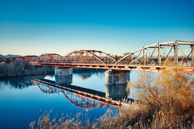 Foto puente de hierro sobre el río tajo en talavera de la reina, españa