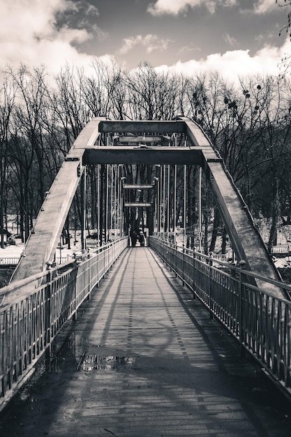 Puente de hierro sobre el río