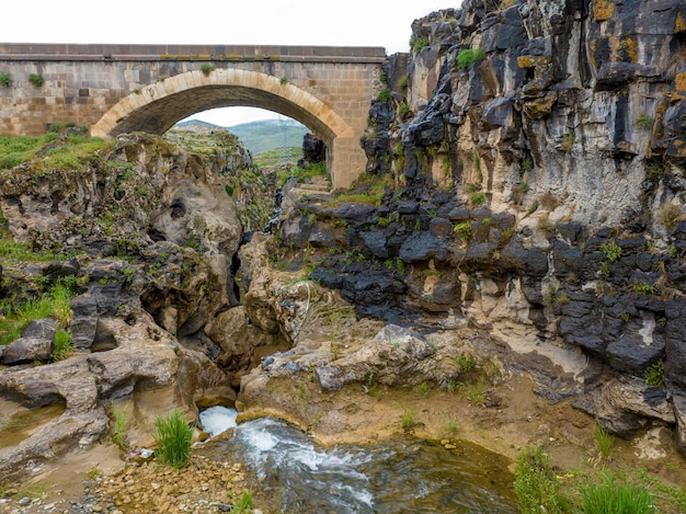 Puente histórico del diablo (Seytan Koprusu). Turquía oriental. Muradiye / Van / TURQUÍA.