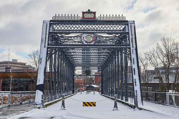 Foto el puente histórico de wells street en la escena de invierno de snow fort wayne