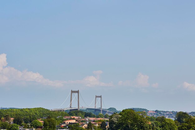 Un puente en el horizonte azul en Dinamarca