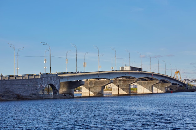 Puente de hormigón de automóviles sobre el río Kiev