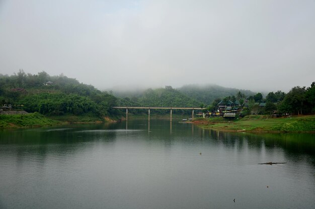 Puente de hormigón cerca del puente de madera Saphan Mon por la mañana en Sangkhlaburi en Kanchanaburi Tailandia