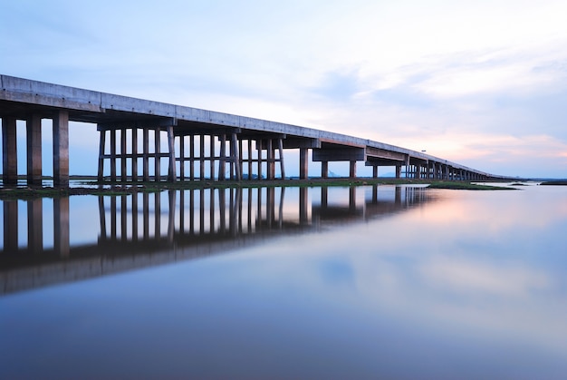 Puente de hormigón sobre el agua. Tiro horizontal