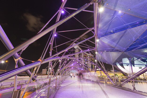 Foto puente iluminado contra el cielo por la noche