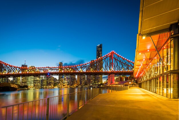 Foto puente iluminado contra el cielo por la noche