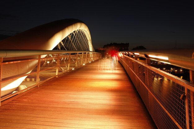 Puente iluminado contra el cielo por la noche