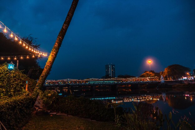 Puente iluminado sobre el río contra el cielo por la noche