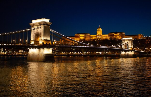 Puente iluminado sobre el río por la noche