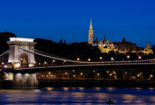 Puente iluminado sobre el río por la noche