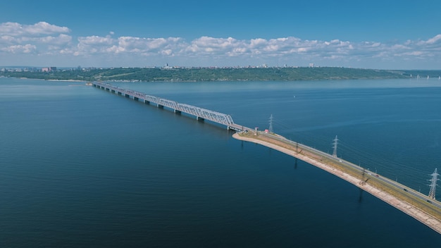 El Puente Imperial es un puente combinado de automóviles y ferrocarriles que cruza el embalse Kuibyshev del río Volga en la ciudad de Ulyanovsk