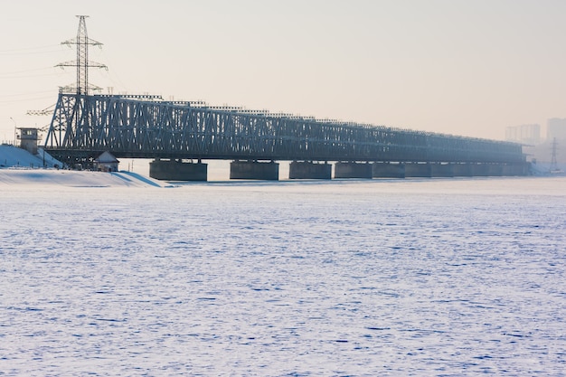 El Puente Imperial sobre el Volga en Ulyanovsk. Invierno. Fue construido en 1916.