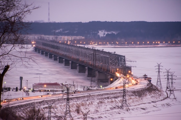 El Puente Imperial sobre el Volga en Ulyanovsk. Invierno.