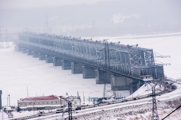 El Puente Imperial sobre el Volga en Ulyanovsk. Invierno.