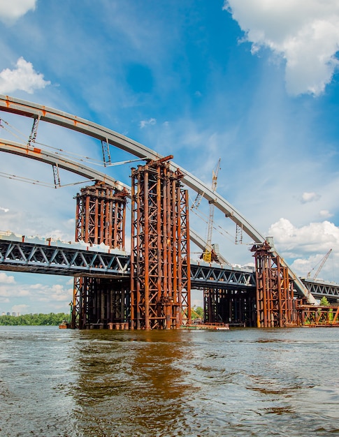 Puente inacabado oxidado en Kiev, Ucrania panorama