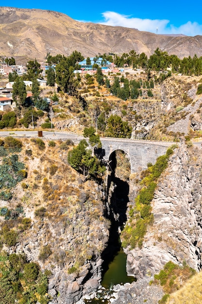 Foto el puente inca sobre el río colca en chivay, perú