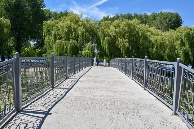 Puente a la isla del amor en el lago de la ciudad de Ternopil