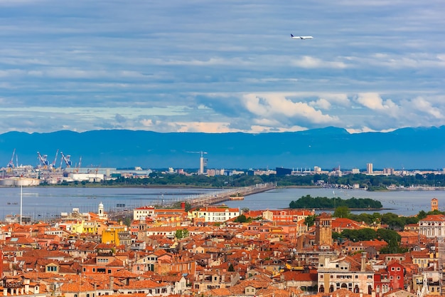 Puente entre la isla y Venecia Mestre Italia