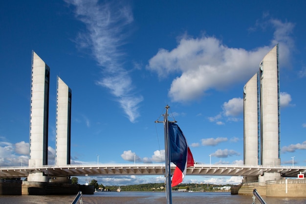 Puente Jacques Chaban Delmas con bandera de barco francés en el Garona en Burdeos en Gironda en Nueva Aquitania en el sur de Francia