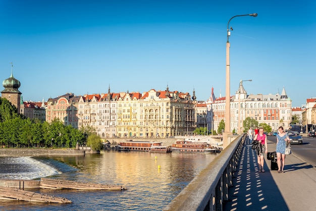 Puente Jirasek y terraplén del río Vltava. Praga, República Checa, 18 de mayo de 2017