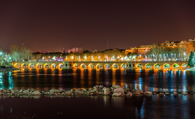 Puente Joubi sobre el río Zayanderud en Isfahan - Irán