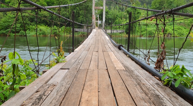 Foto puente a la jungla, río kwa, tailandia