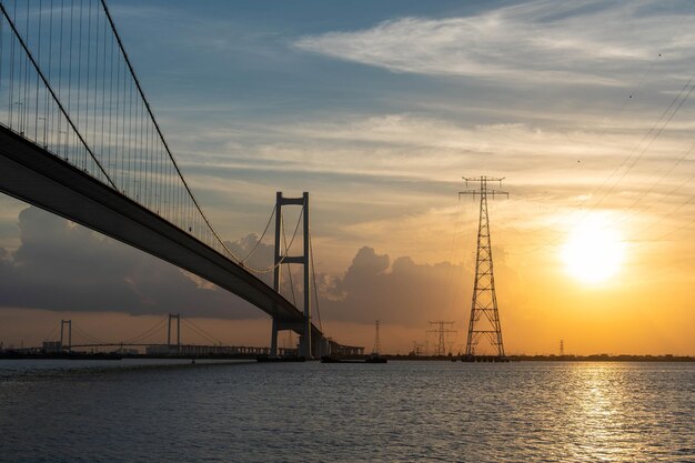 El puente junto al río al atardecer