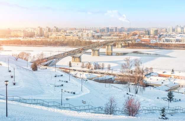 Puente Kanavinsky sobre el río Oka en Nizhny Novgorod en invierno