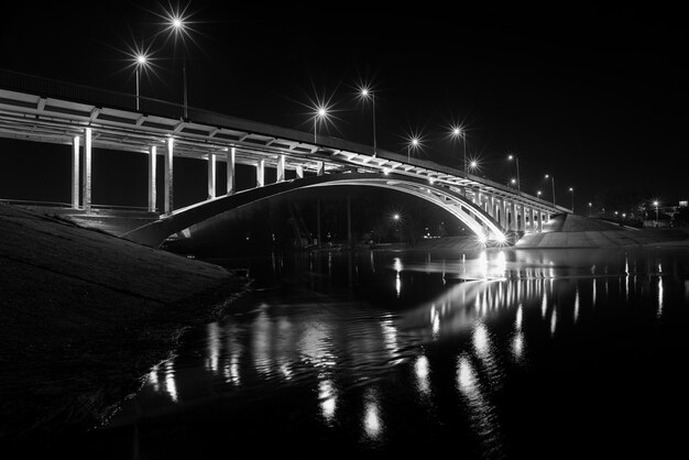 Puente en Kiev en la isla de Truhanov y el río Dnieper