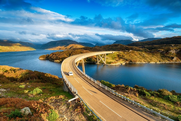 El puente Kylesku en Escocia