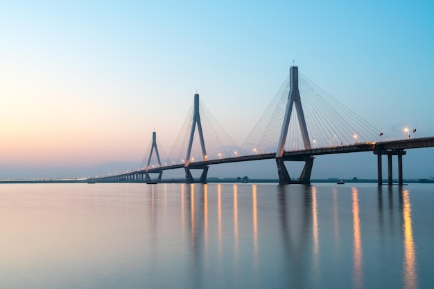 El puente del lago Dongting en la sección atirantada al atardecer consta de tres torres que sostienen a China