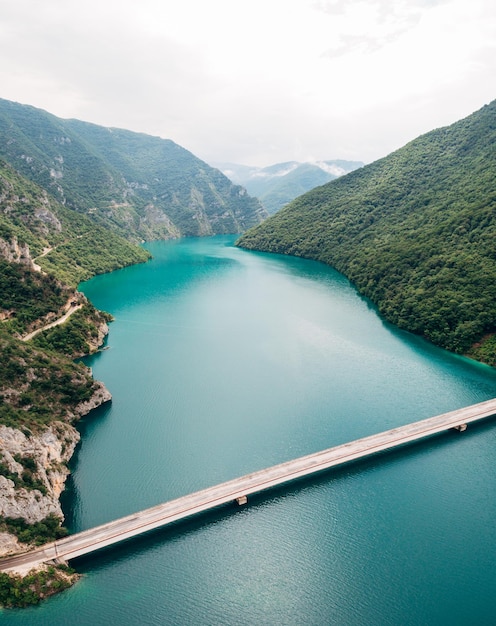 Puente largo entre las orillas del lago piva montenegro drone