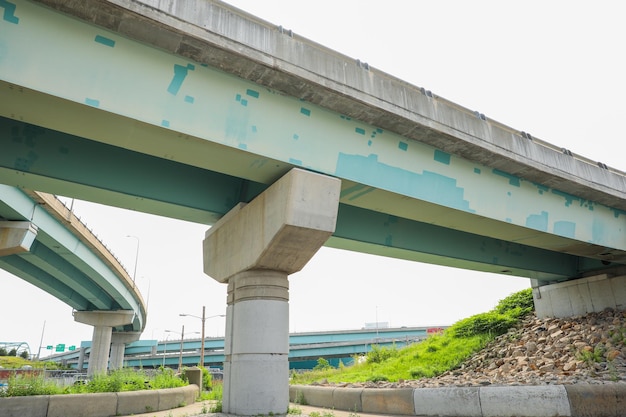 Un puente con un letrero azul y verde que dice "la palabra".