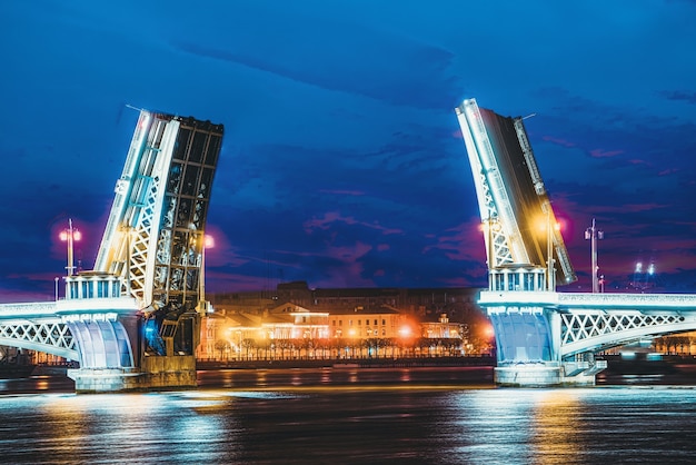 Foto puente levadizo puente de la anunciación y río neva. san petersburgo. rusia.