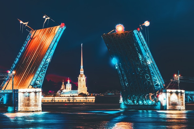Puente levadizo Puente del palacio y Fortaleza de Pedro y Pablo. San Petersburgo. Rusia.